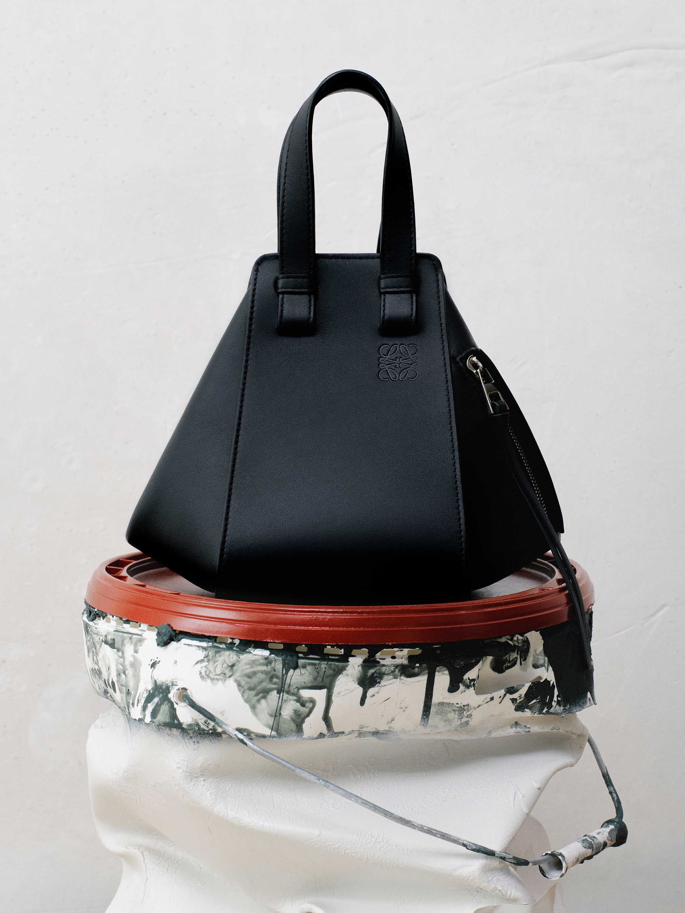 LOEWE ロゴパターン ハンドバッグ LOEWE - 良品 LOEWE ロエベ ロゴ 型押し レザー ハンド ミニ